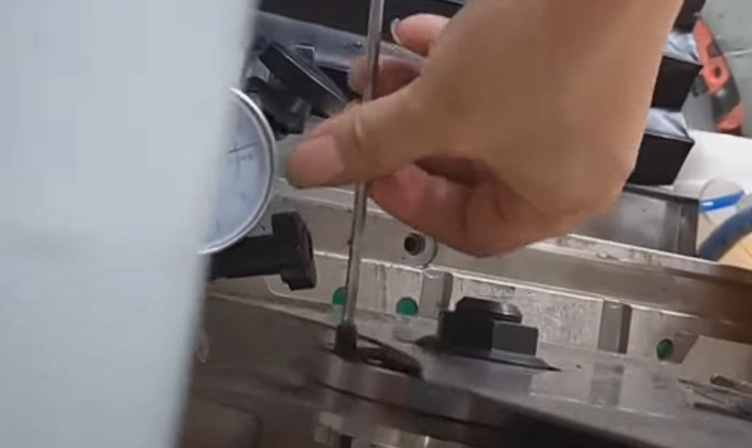 How To Adjust Blade For Tape Log Slitter Machine? Step2